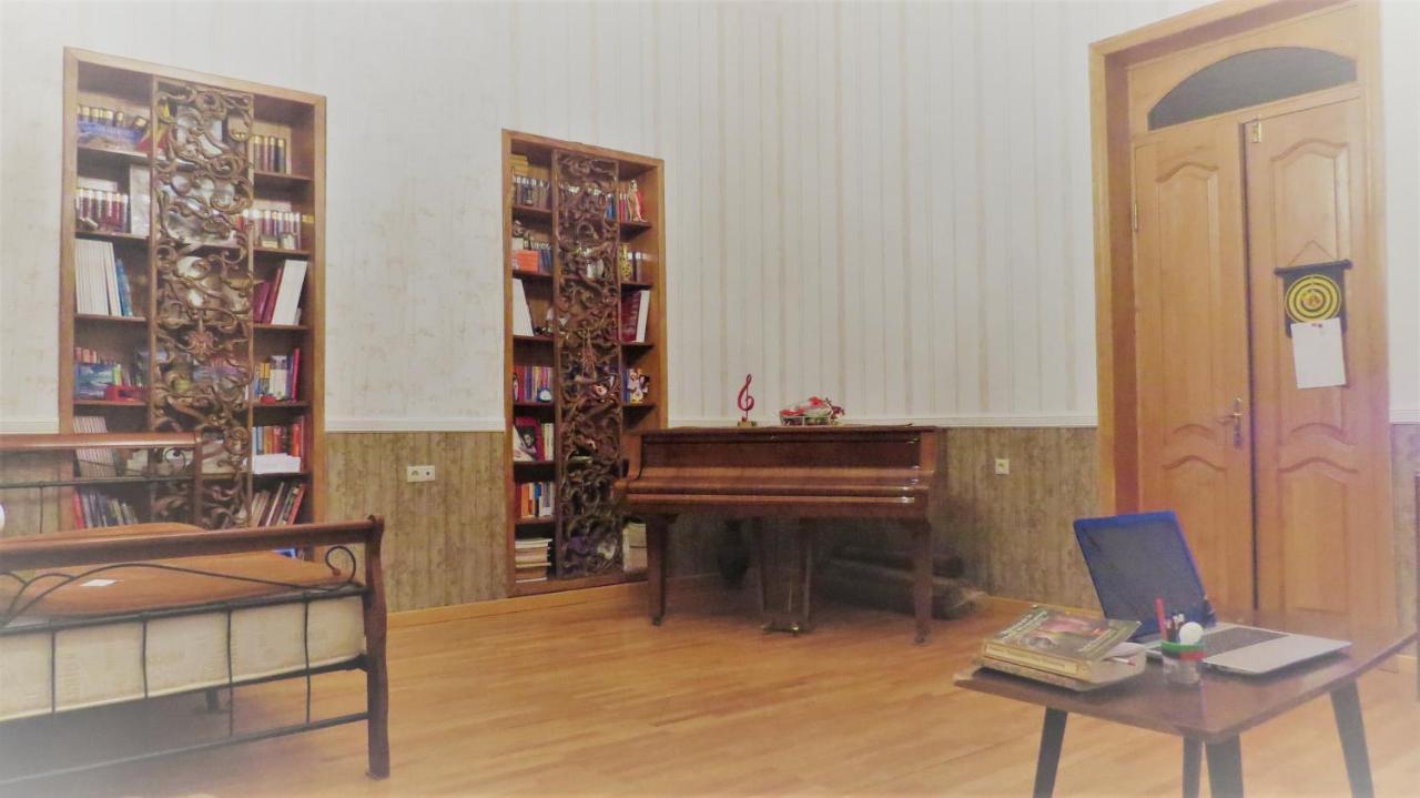 Kutaisi Center Guesthouse Екстер'єр фото